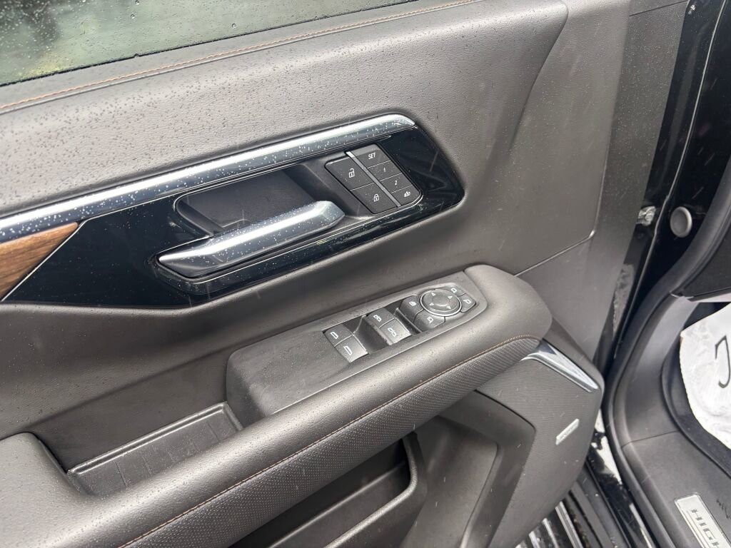 Used 2025 Chevrolet Suburban High Country image 22