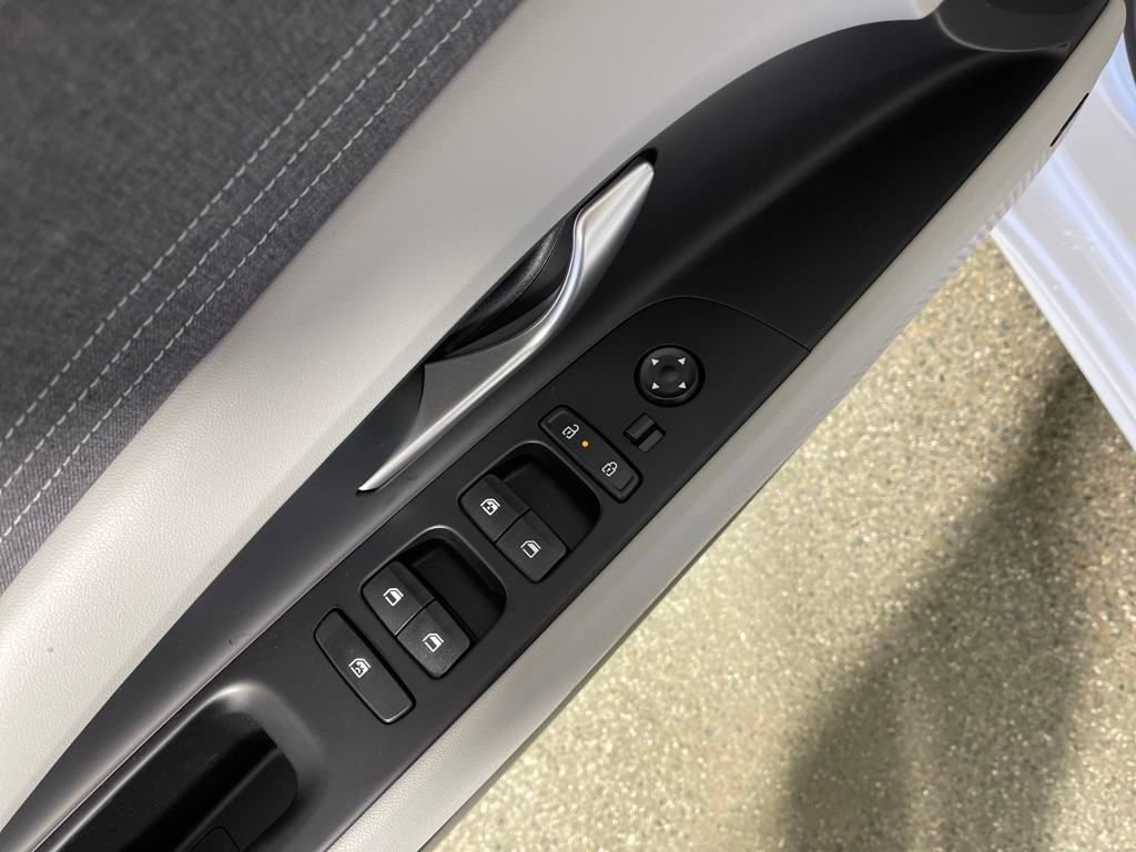 New 2025 Hyundai Elantra Limited image 18