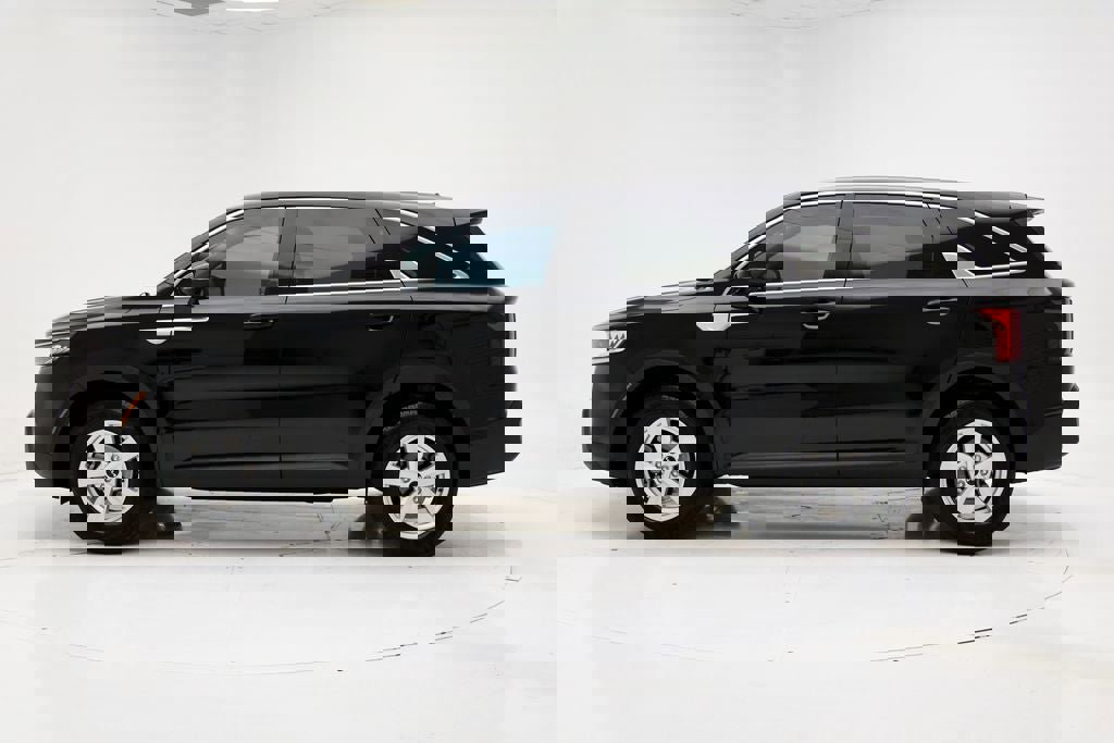Used 2023 Kia Sorento LX image 6