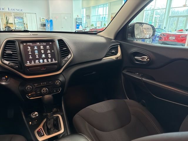 Used 2015 Jeep Cherokee Latitude w/ Comfort/Convenience Group image 27