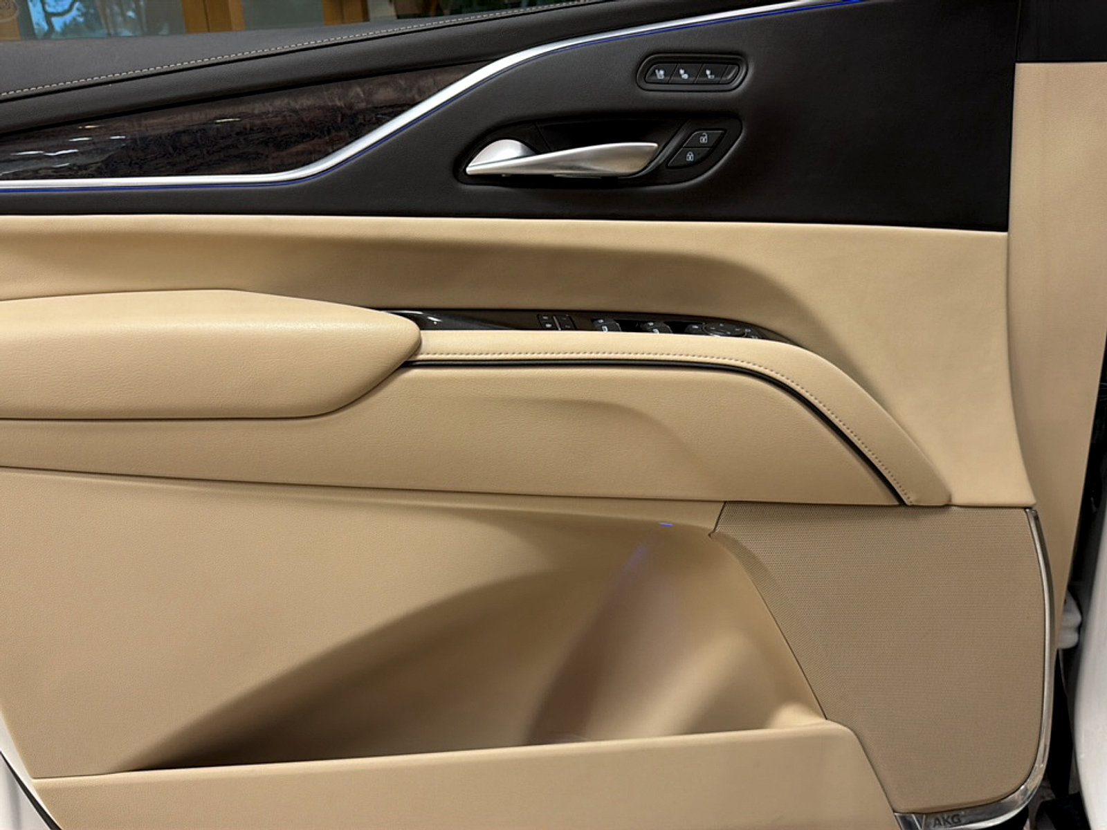Used 2023 Cadillac Escalade ESV Premium Luxury RWD image 8