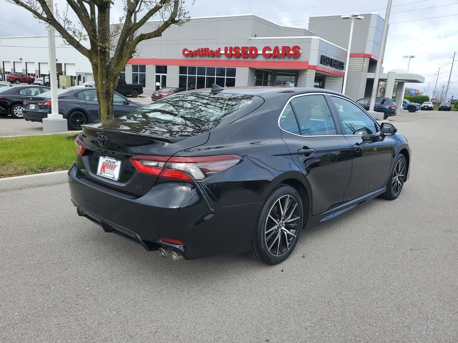 Used 2023 Toyota Camry SE w/ Cold Weather Package image 4