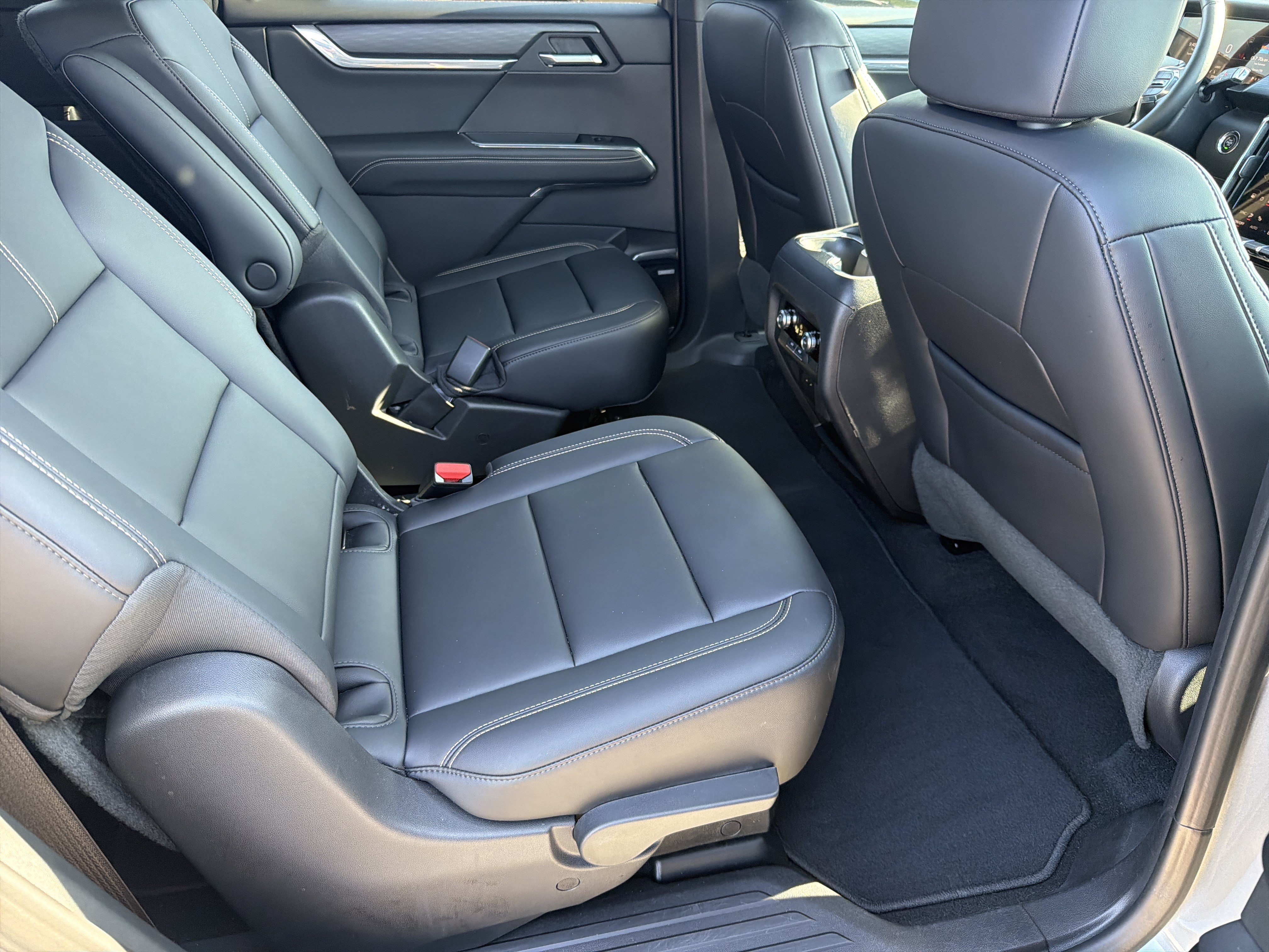 Used 2026 GMC Acadia Elevation w/ Elevation Premium Package FWD image 16