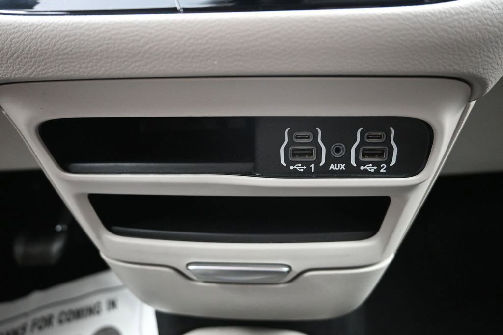 Used 2023 Chrysler Pacifica Touring-L FWD image 22