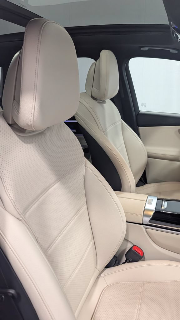 Used 2024 Mercedes-Benz GLC 300 4MATIC image 12