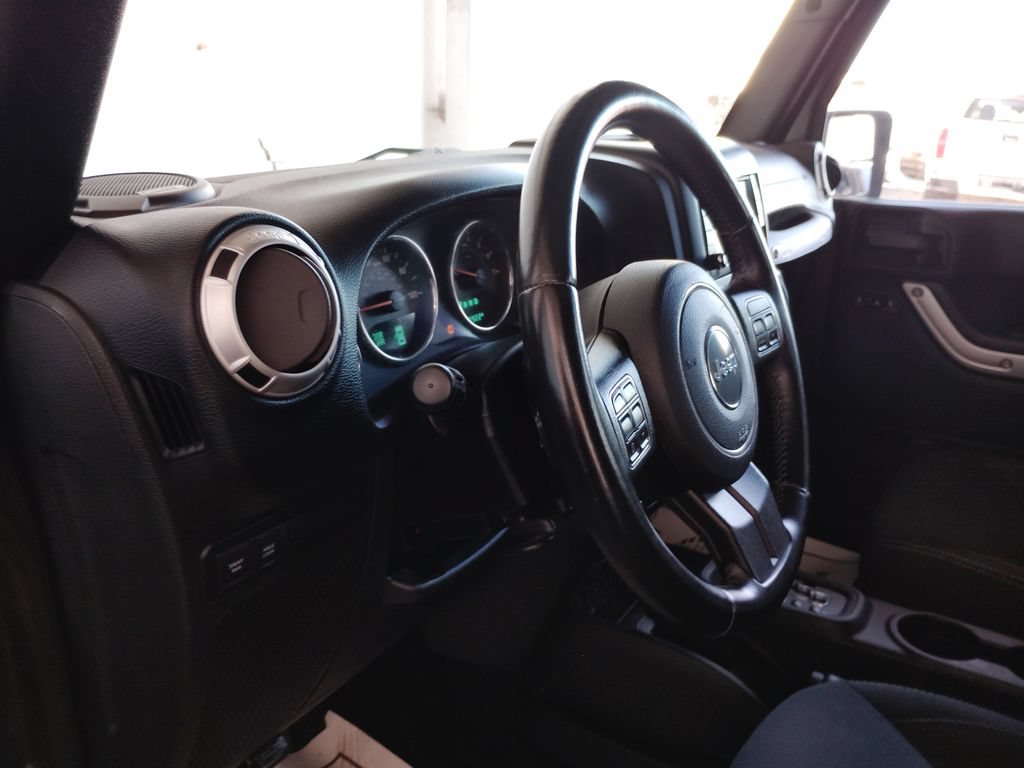 Used 2015 Jeep Wrangler Unlimited Rubicon w/ Connectivity Group AWD/4WD image 23