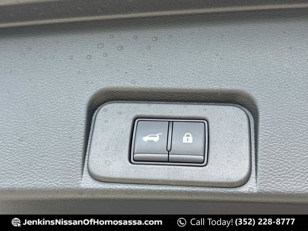 Used 2025 Nissan Rogue Platinum w/ Tech Package image 22