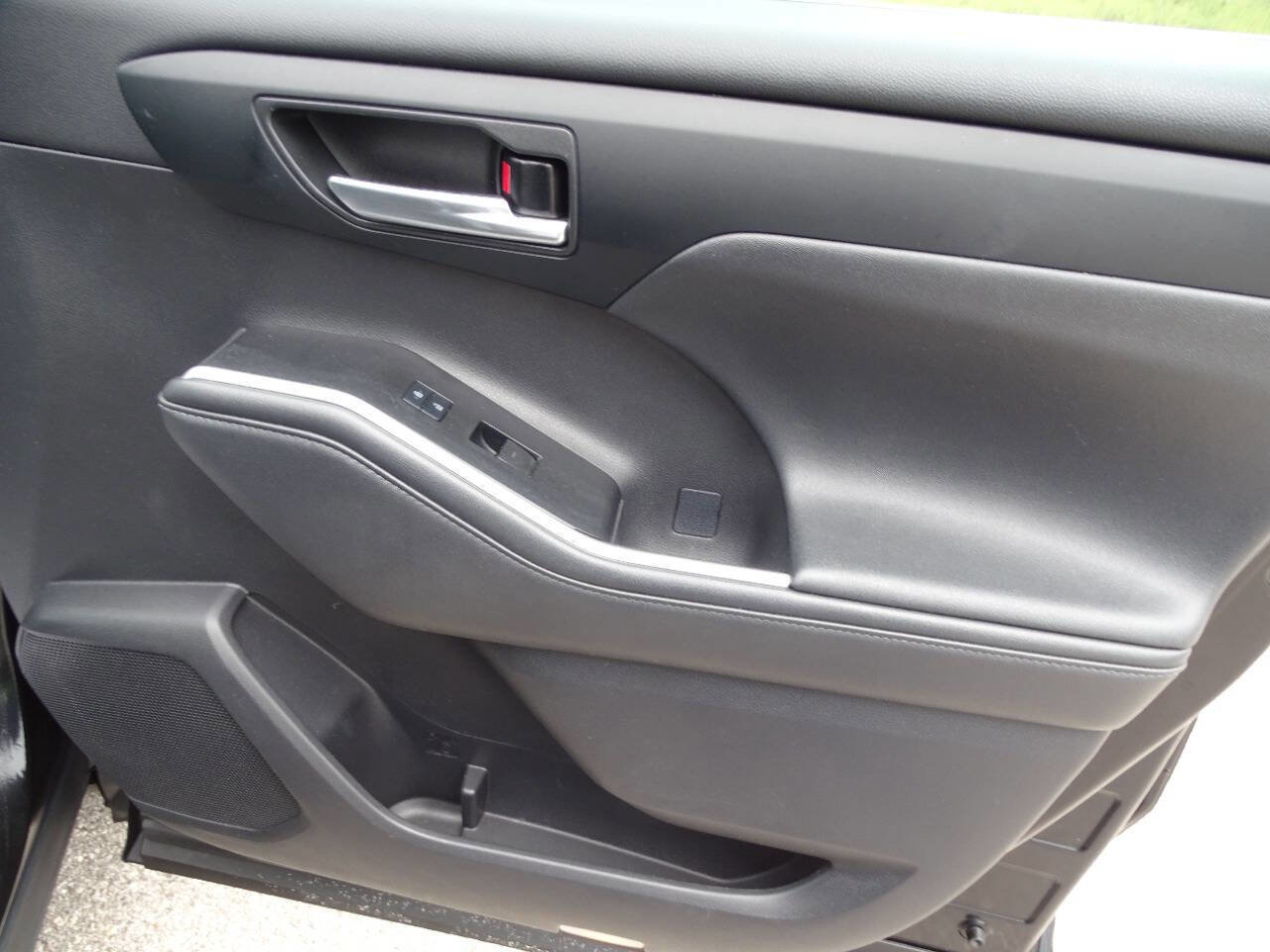 Used 2021 Toyota Highlander XLE image 47