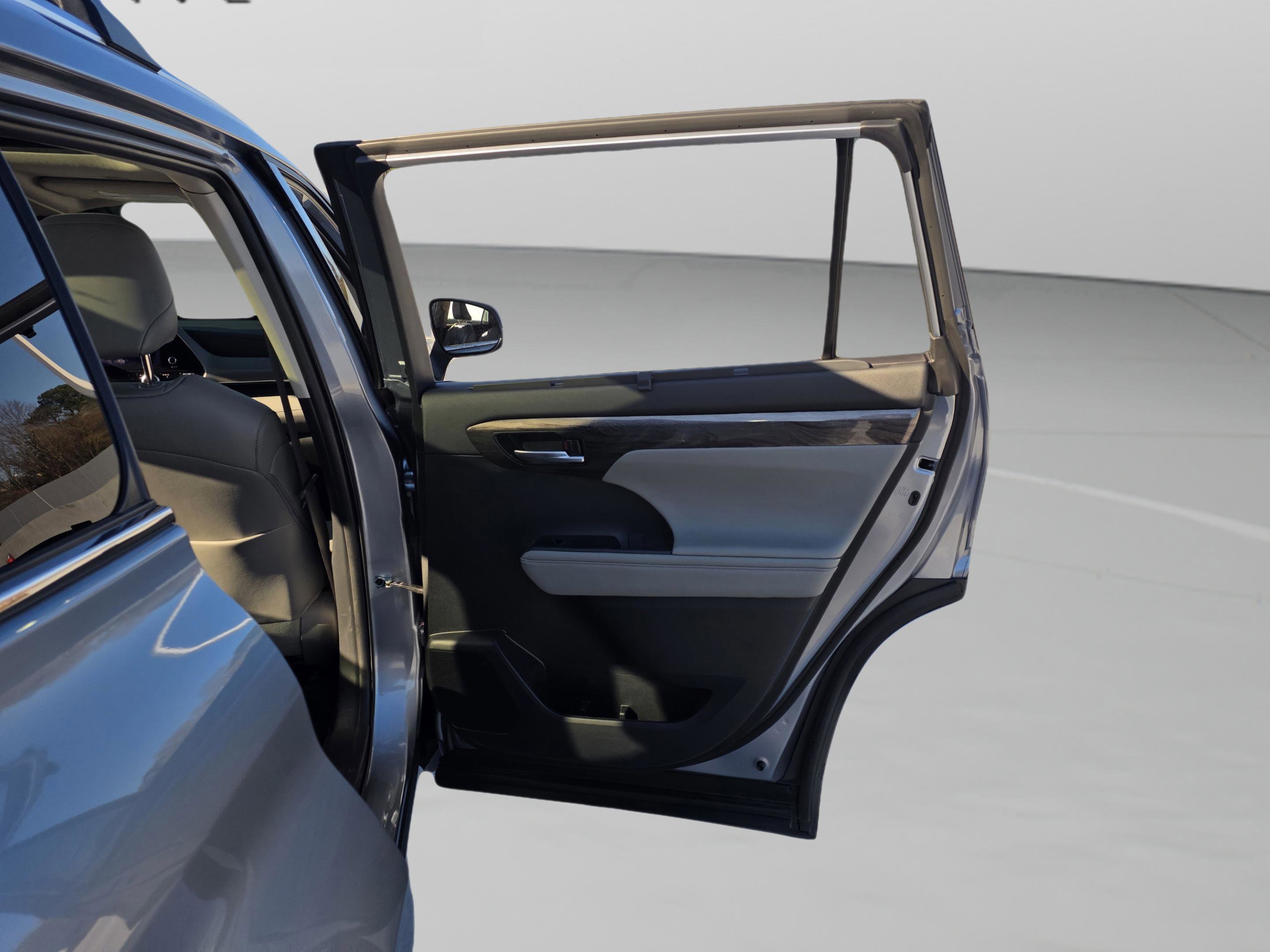 Used 2024 Toyota Highlander Platinum image 28