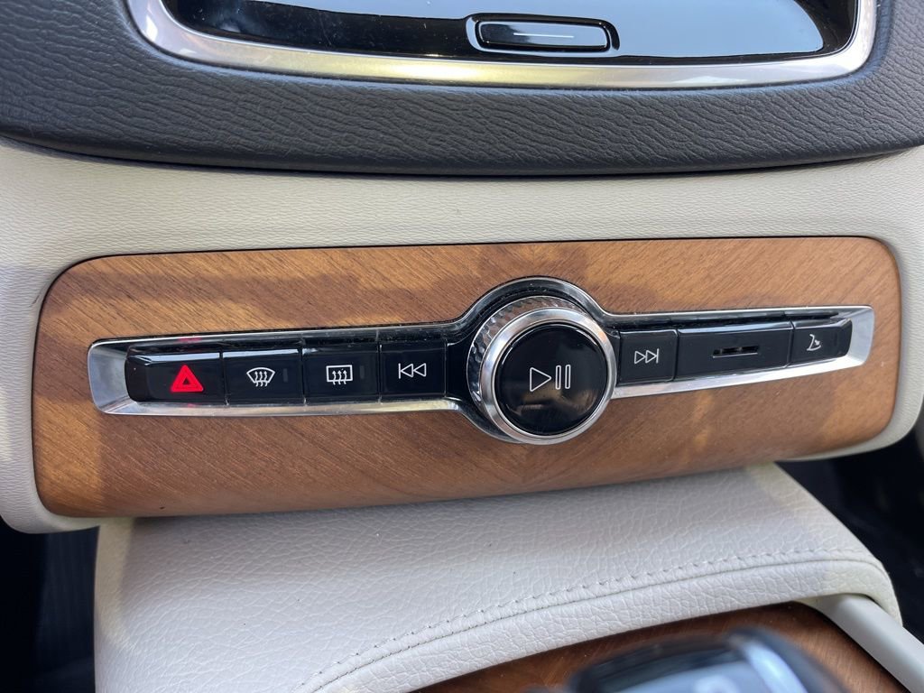Used 2022 Volvo XC90 T6 Momentum w/ Advanced Package image 14