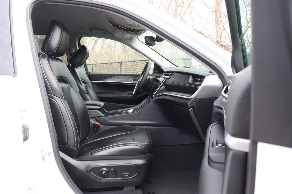 Used 2024 Jeep Grand Cherokee Limited image 38