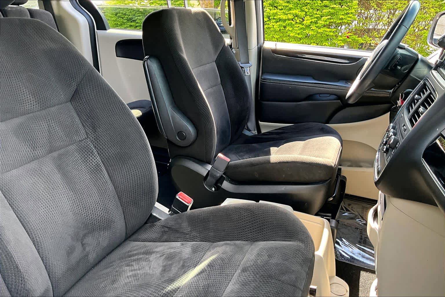 Used 2016 Dodge Grand Caravan SE FWD image 9