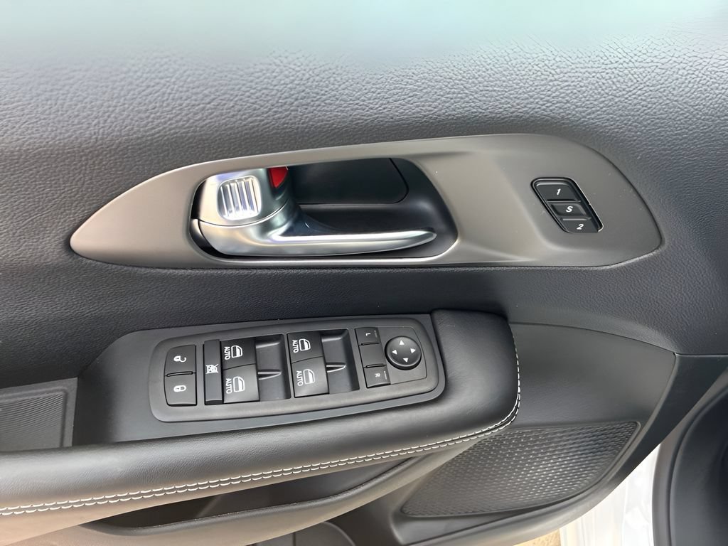 New 2027 Chrysler Pacifica Select AWD/4WD image 16