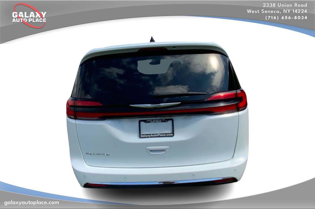 Used 2023 Chrysler Pacifica Touring-L FWD image 6