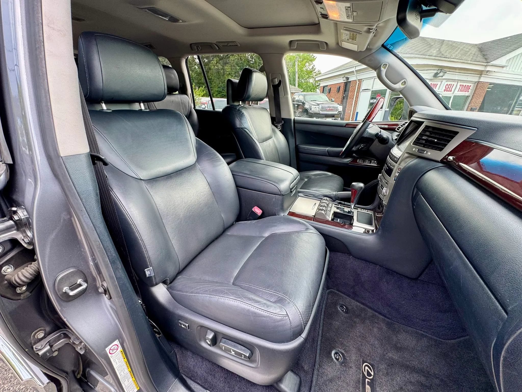 Used 2013 Lexus LX 570 4WD w/ Luxury Pkg image 13