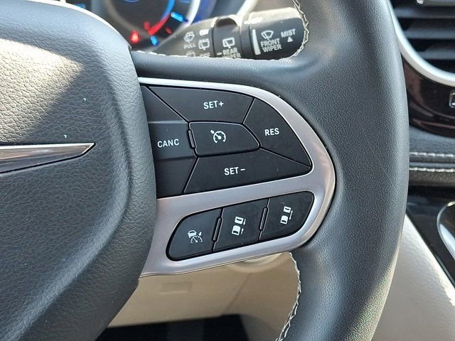 Used 2023 Chrysler Pacifica Touring-L image 27