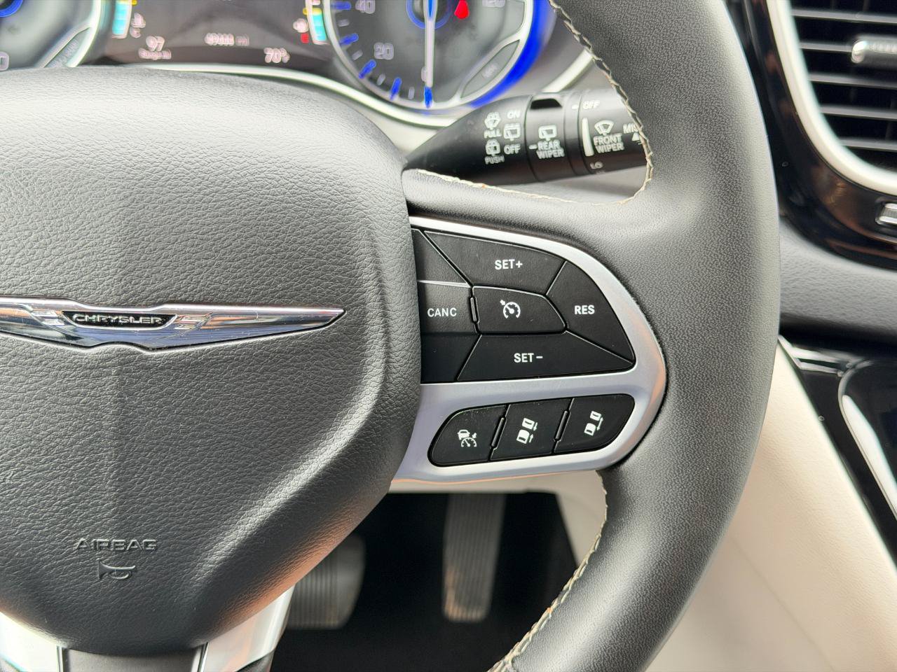 Used 2023 Chrysler Pacifica Touring-L FWD image 79