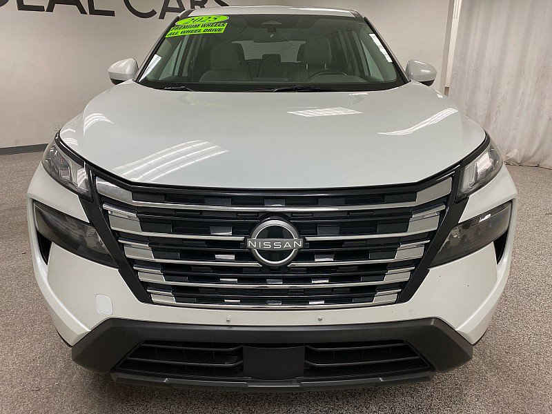 Used 2025 Nissan Rogue SV image 2