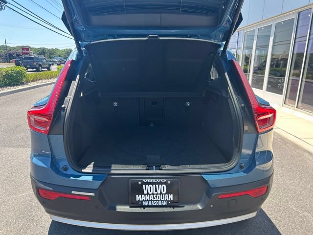 Certified 2025 Volvo XC40 B5 Core AWD/4WD image 11