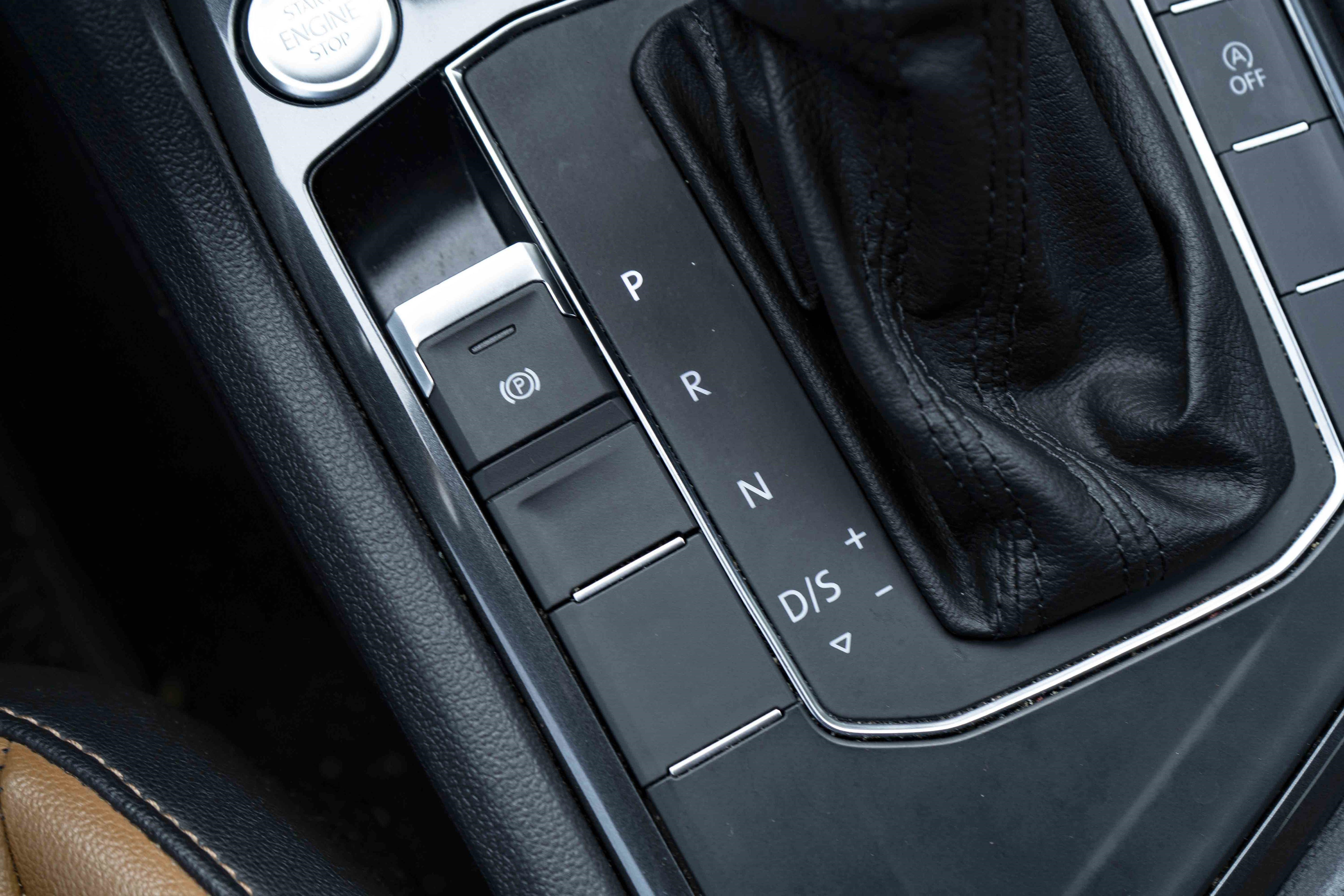 Used 2018 Volkswagen Tiguan SE image 28