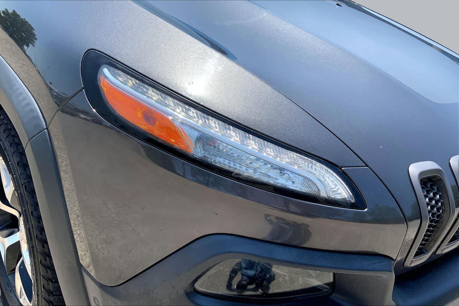 Used 2017 Jeep Cherokee Trailhawk AWD/4WD image 27