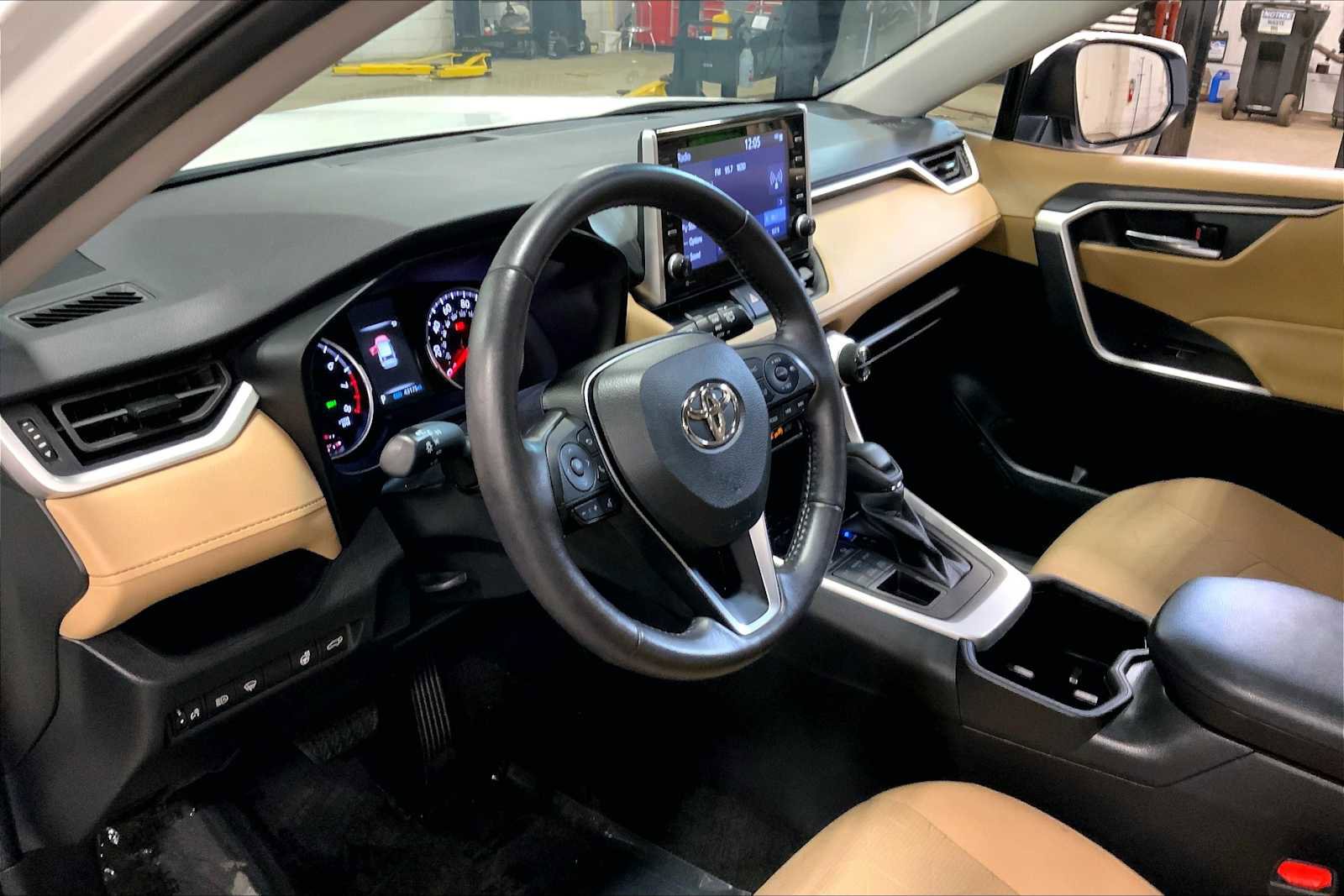 Used 2022 Toyota RAV4 XLE w/ Convenience Package image 18