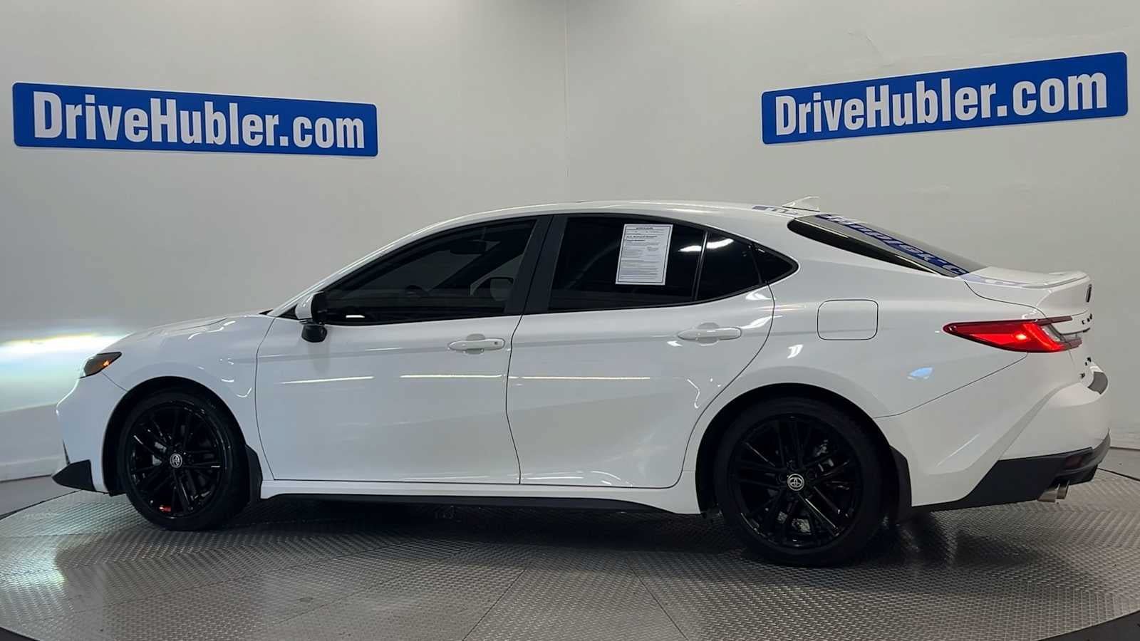 Used 2025 Toyota Camry SE w/ Convenience Package FWD image 5