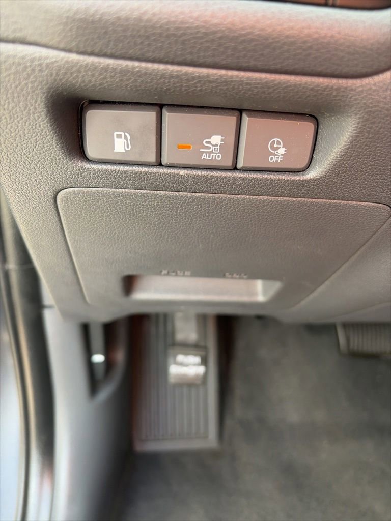 Used 2019 Hyundai Ioniq Plug-In Hybrid FWD image 13