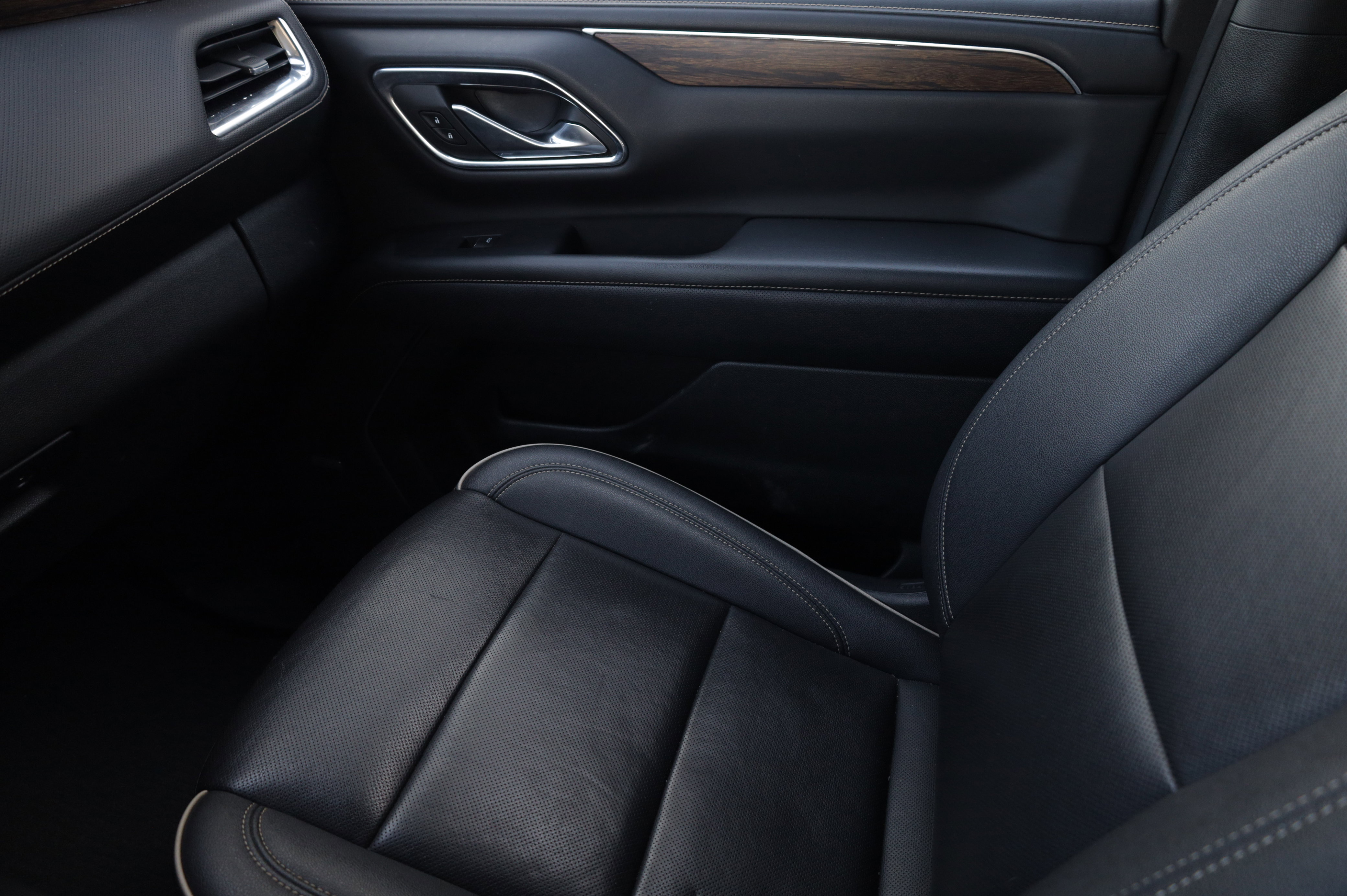 Used 2023 Chevrolet Suburban Premier image 12