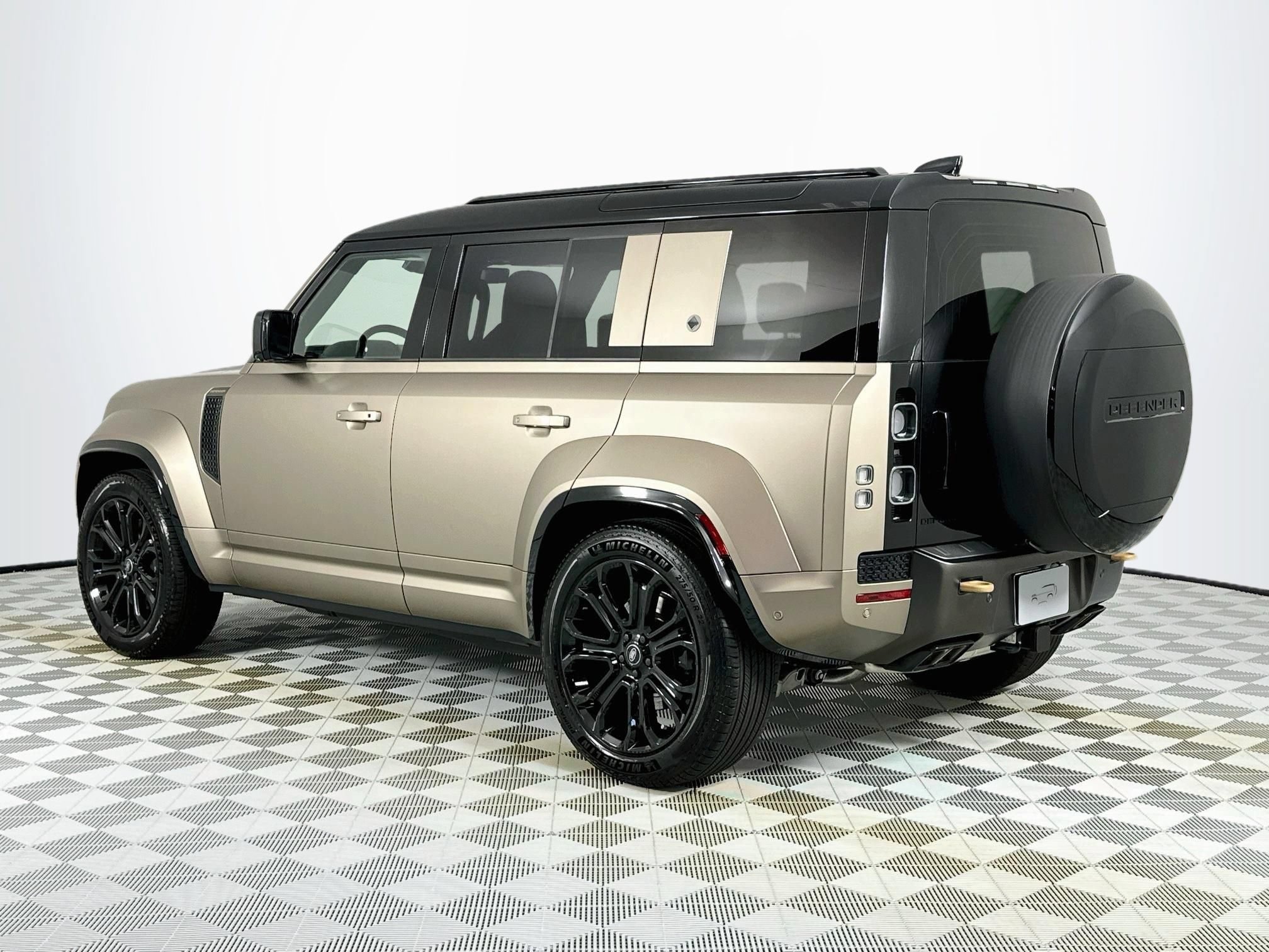 Certified 2025 Land Rover Defender 110 AWD/4WD image 7