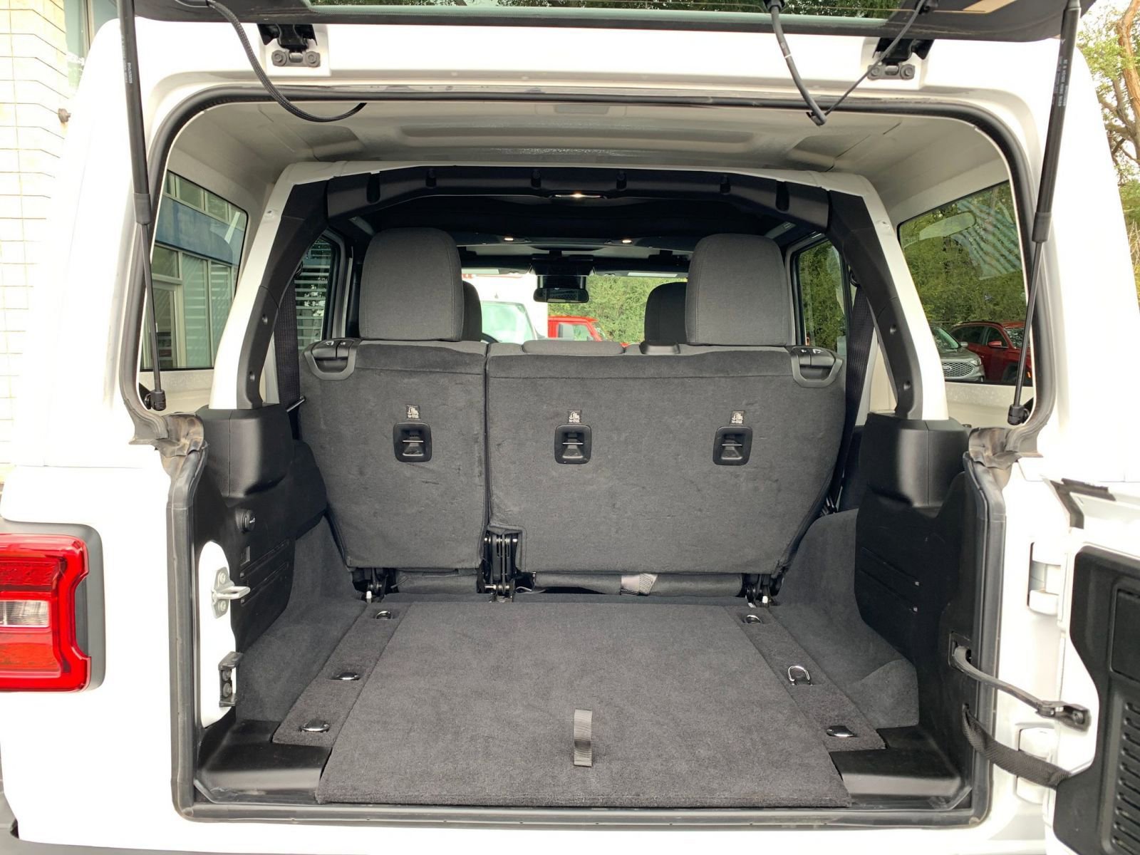 Used 2025 Jeep Wrangler Sahara image 30