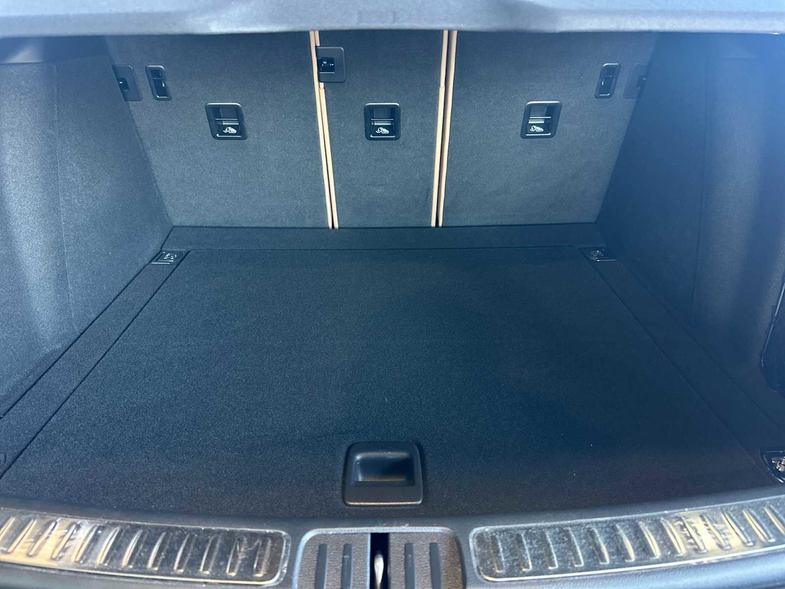 Used 2025 Porsche Macan AWD/4WD image 16