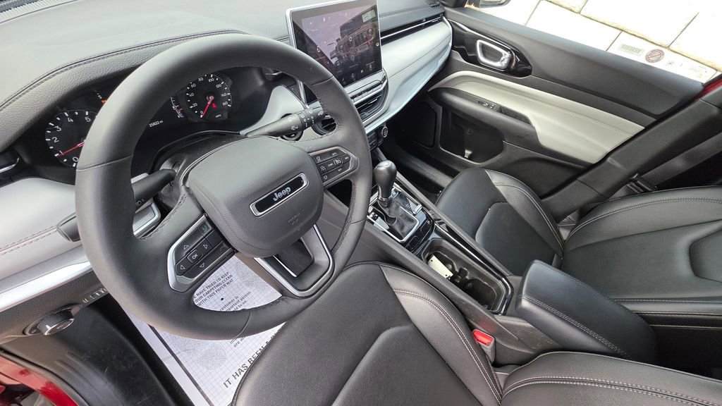 Used 2025 Jeep Compass Limited AWD/4WD image 12