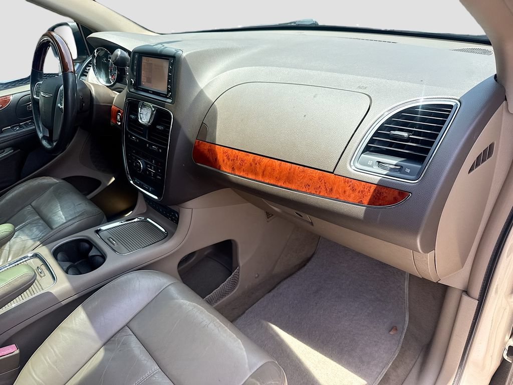 Used 2013 Chrysler Town & Country Limited w/ Luxury Group FWD image 34