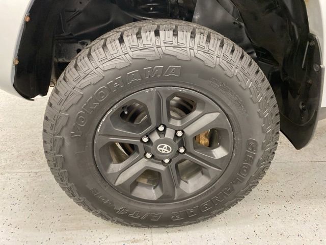 Used 2018 Toyota 4Runner SR5 AWD/4WD image 9
