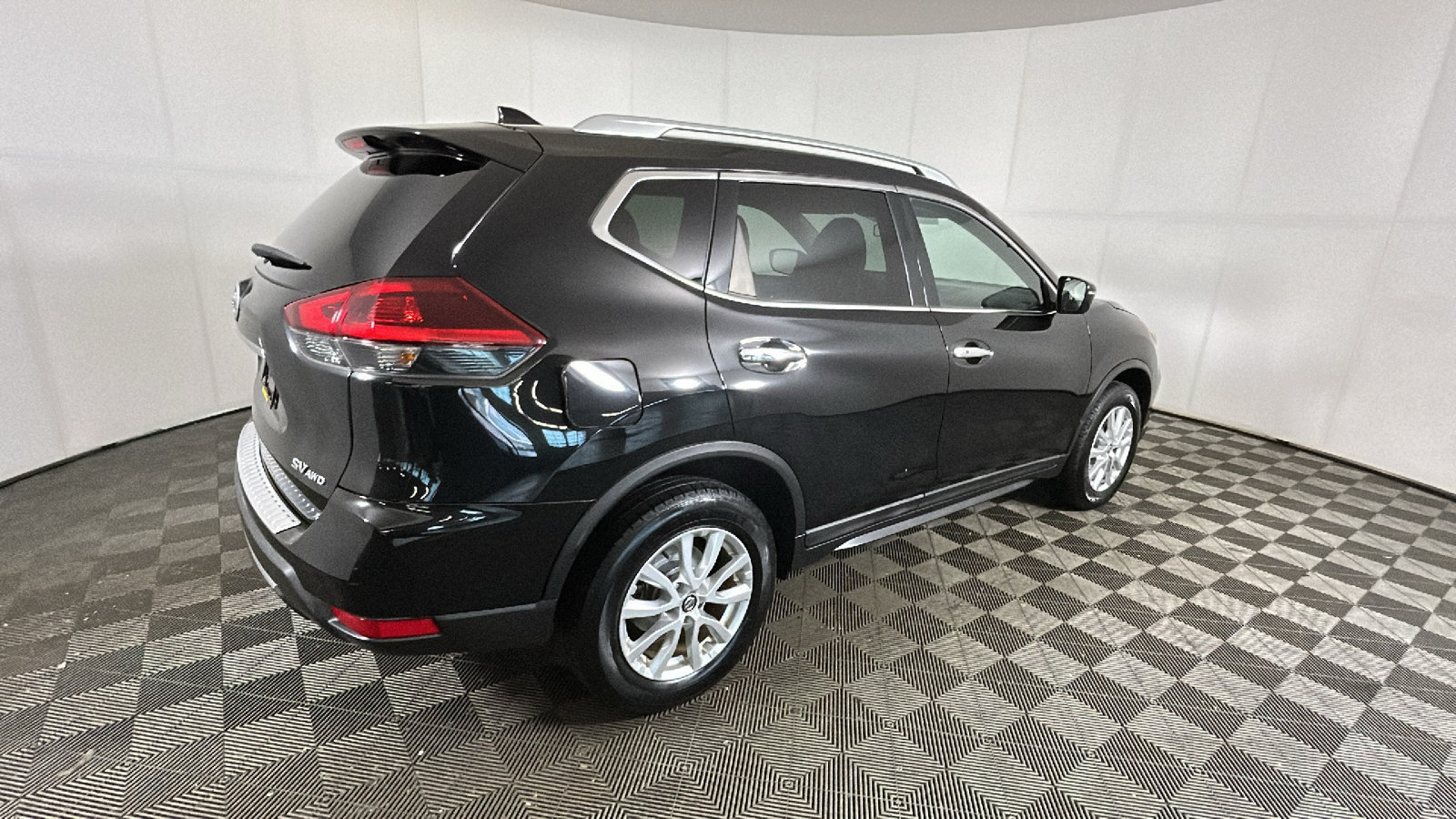 Used 2018 Nissan Rogue SV AWD/4WD image 3
