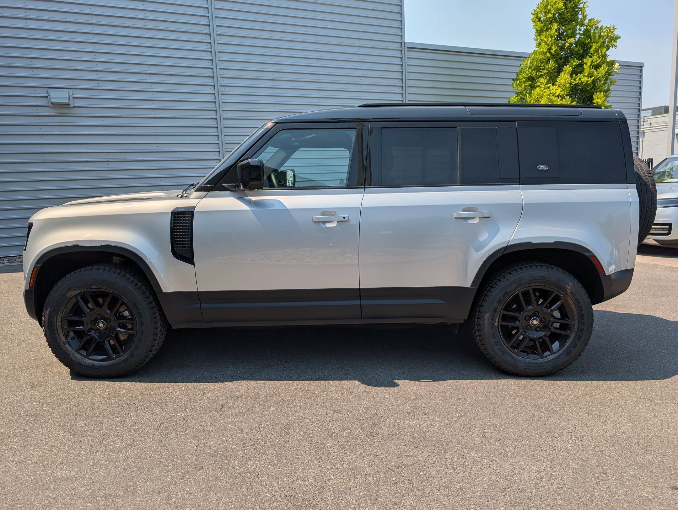 Used 2023 Land Rover Defender 110 S AWD/4WD image 10