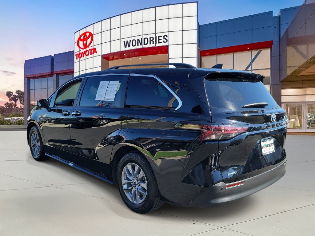 Used 2025 Toyota Sienna XLE FWD image 6