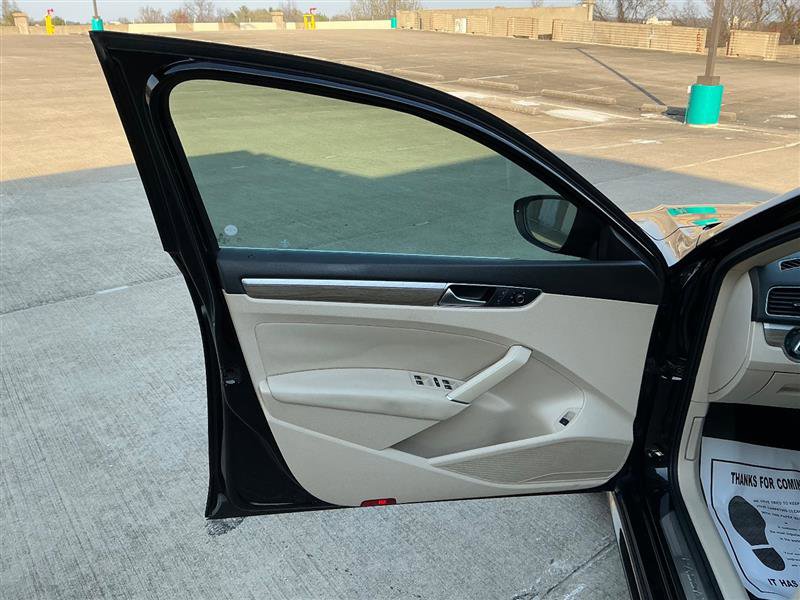 Used 2016 Volkswagen Passat 1.8T w/ Lighting Package image 24