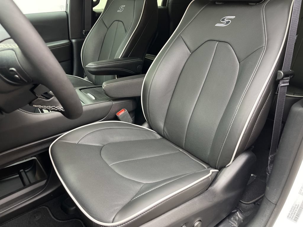 New 2027 Chrysler Pacifica Limited FWD image 9
