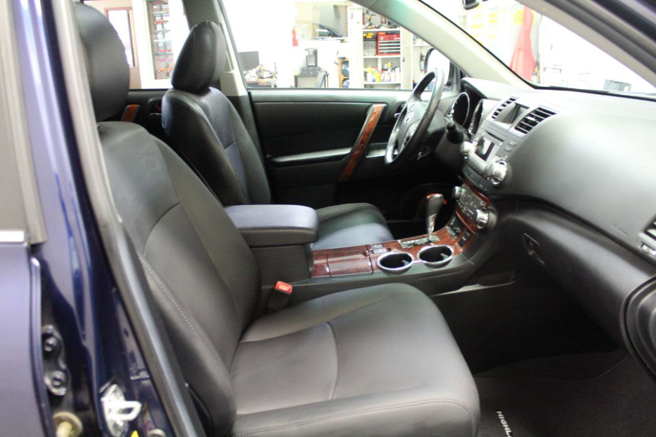 Used 2011 Toyota Highlander Limited w/ Tow Pkg AWD/4WD image 26