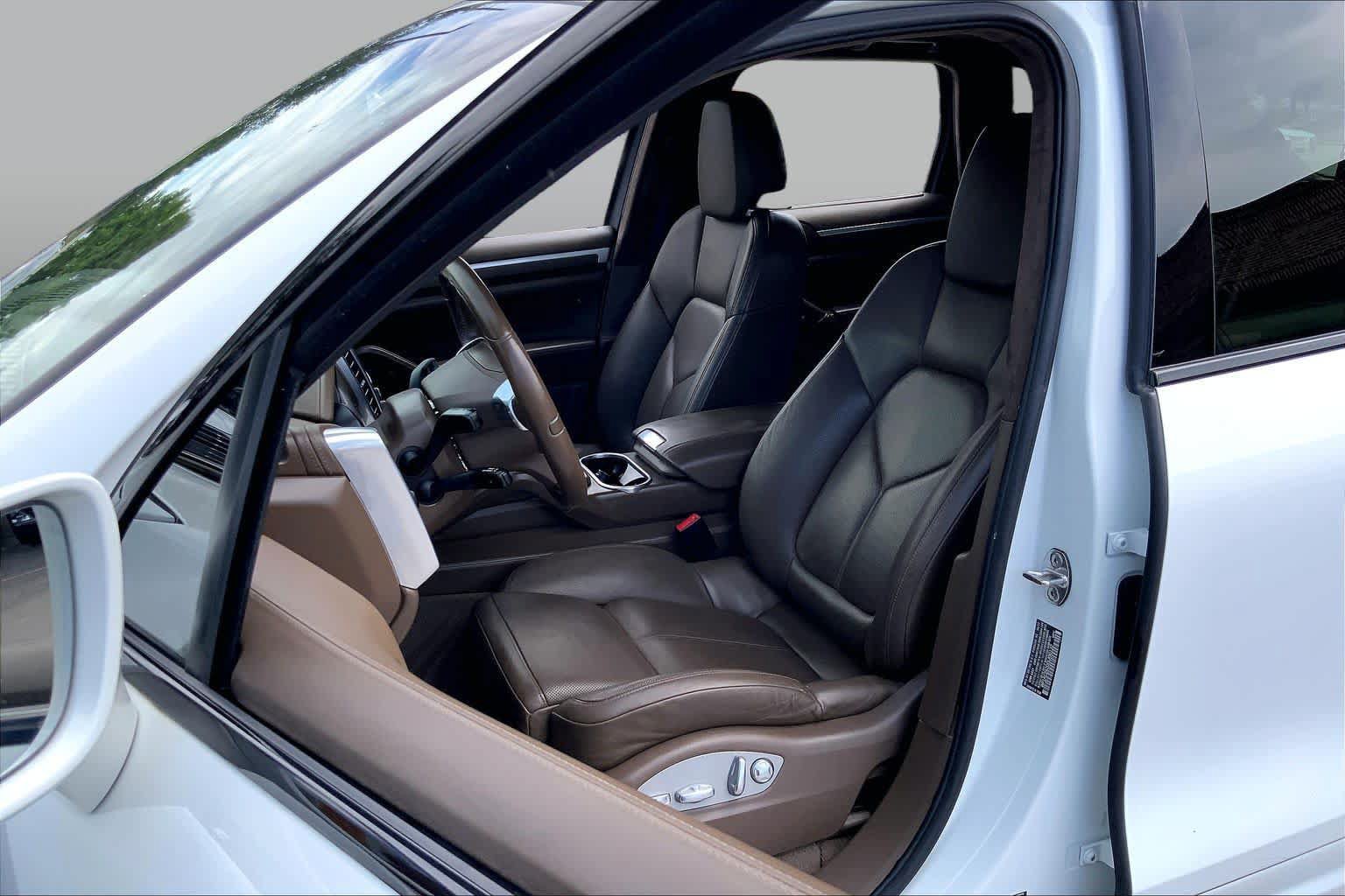 Used 2013 Porsche Cayenne Turbo AWD/4WD image 8