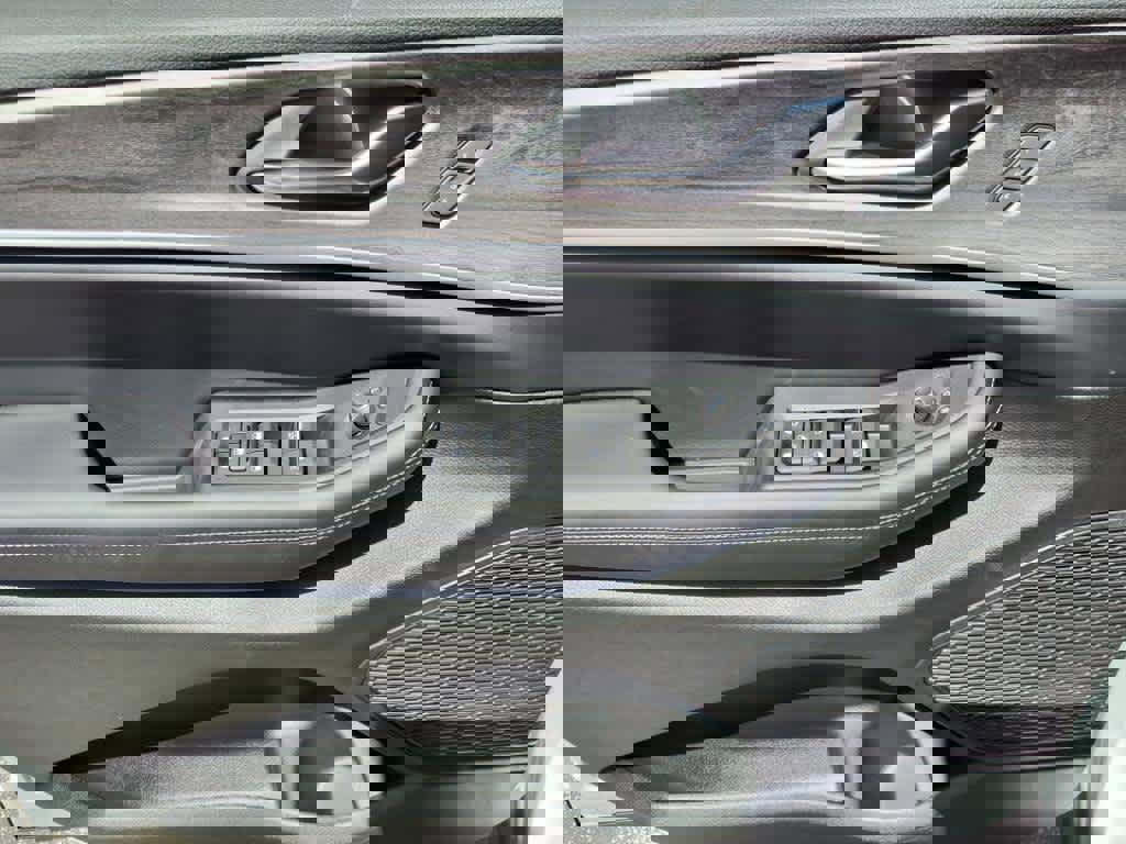 Used 2025 Jeep Grand Cherokee L Limited w/ Black Appearance Package image 18