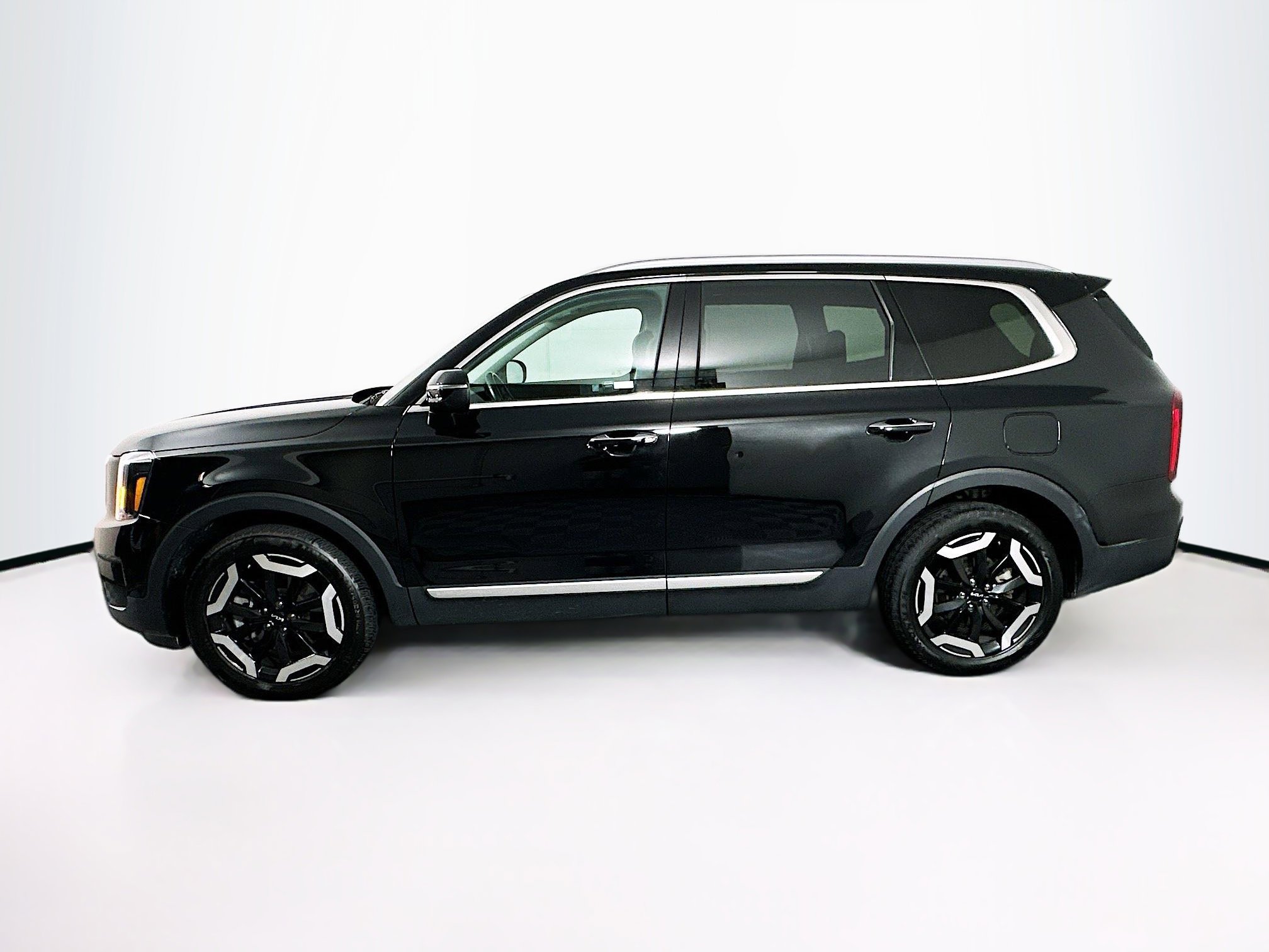Used 2025 Kia Telluride S FWD image 4