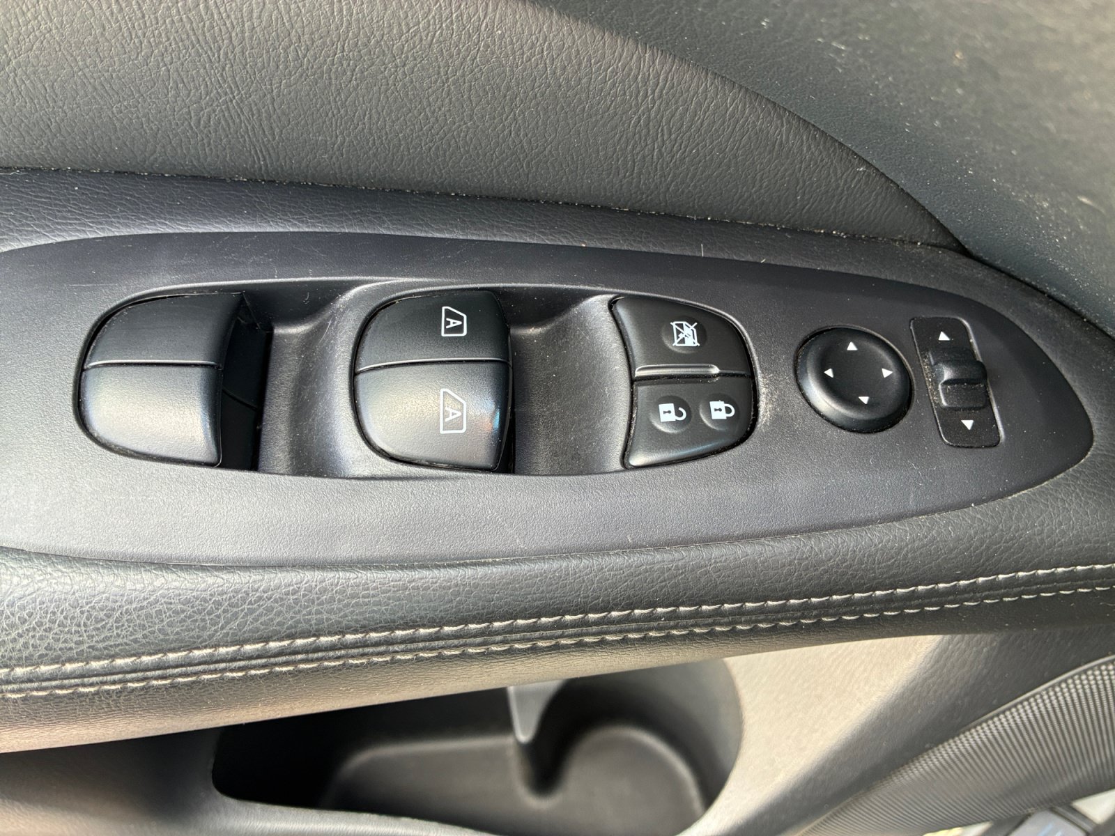 Used 2018 Nissan Pathfinder SL AWD/4WD image 13