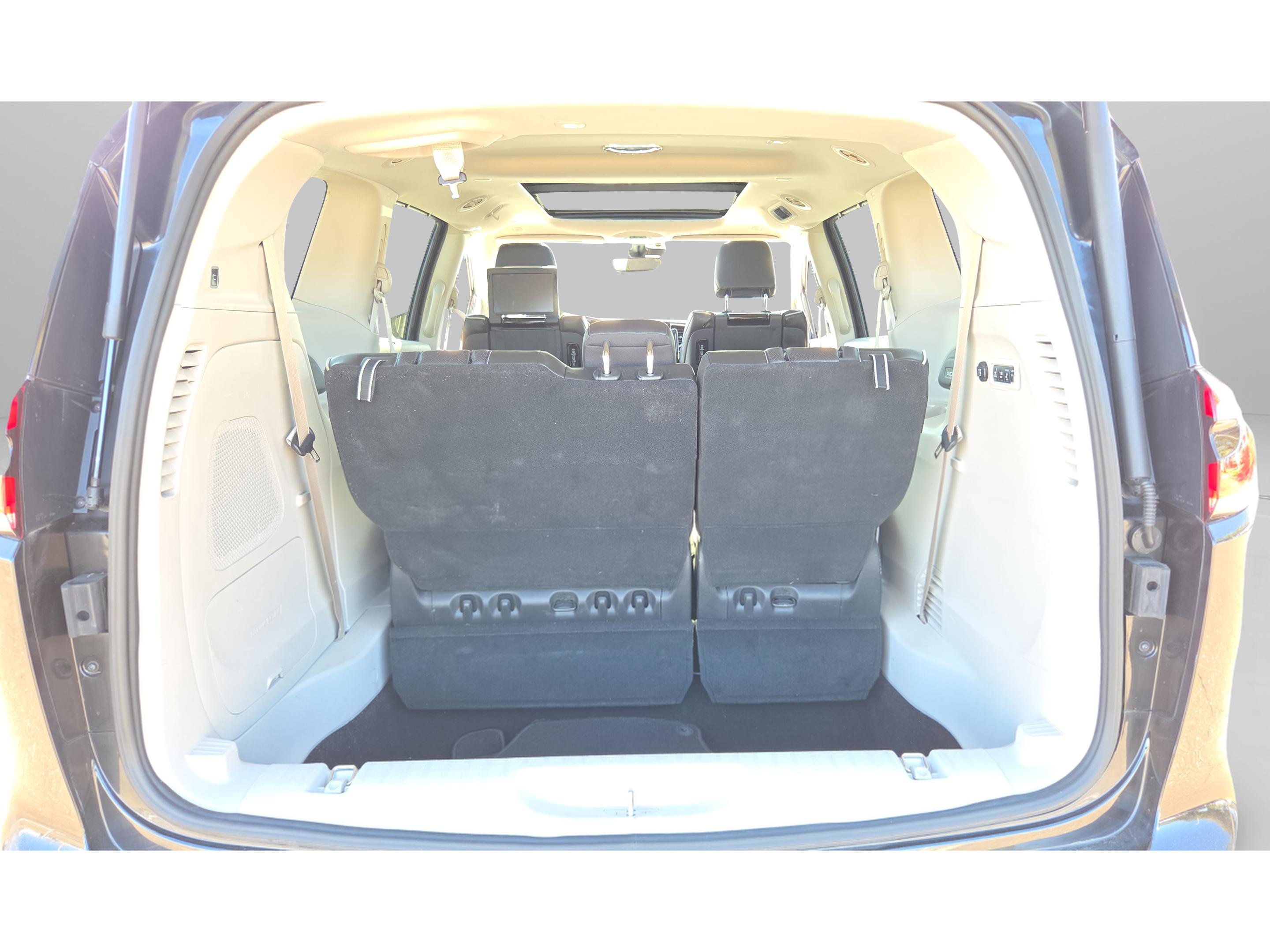 Used 2023 Chrysler Pacifica Limited w/ Uconnect Theater Family Group image 19