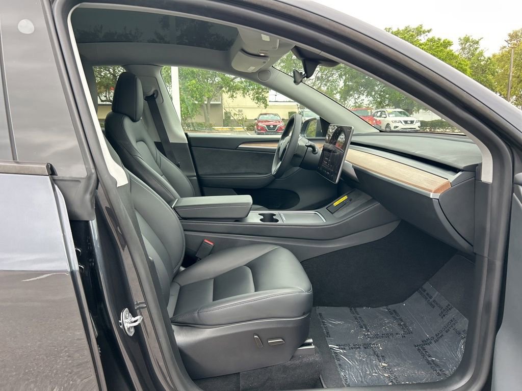 Used 2025 Tesla Model Y Long Range image 33