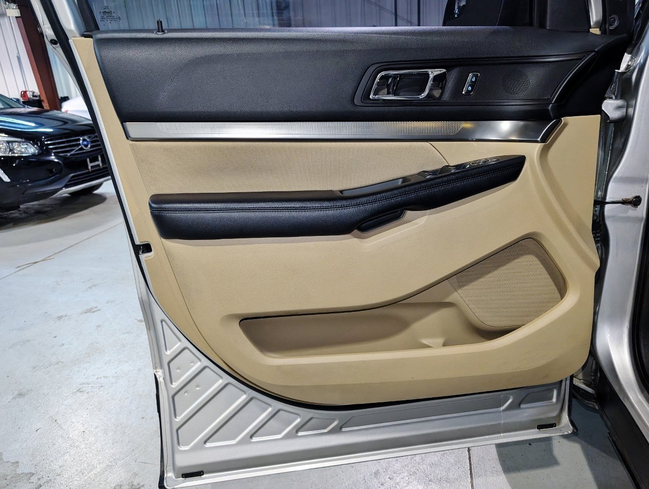 Used 2017 Ford Explorer FWD image 13