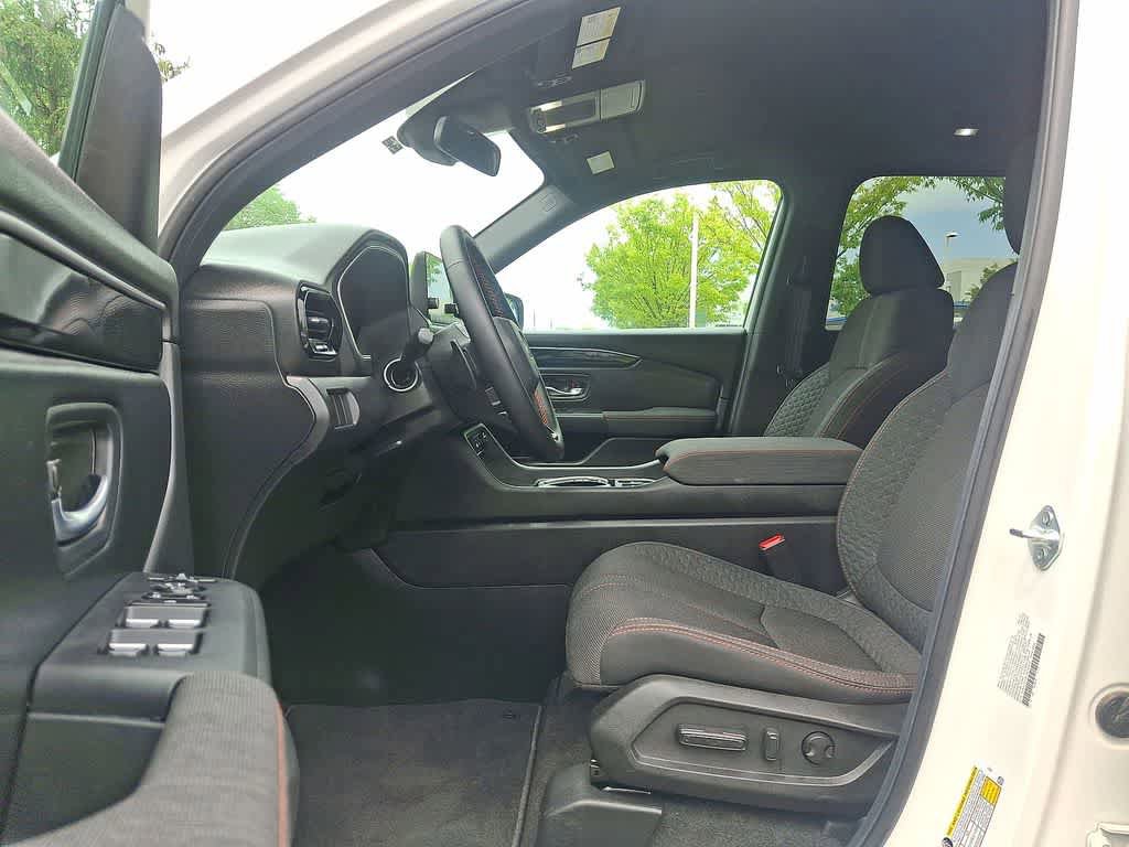 Certified 2025 Honda Pilot Sport image 11