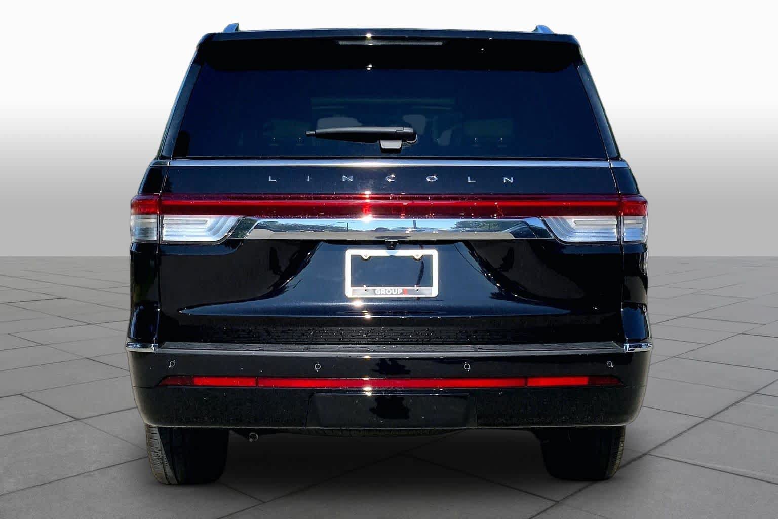 Used 2024 Lincoln Navigator Reserve AWD/4WD image 5